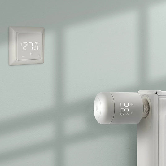 Raumthermostate an der Heizung und an der Wand